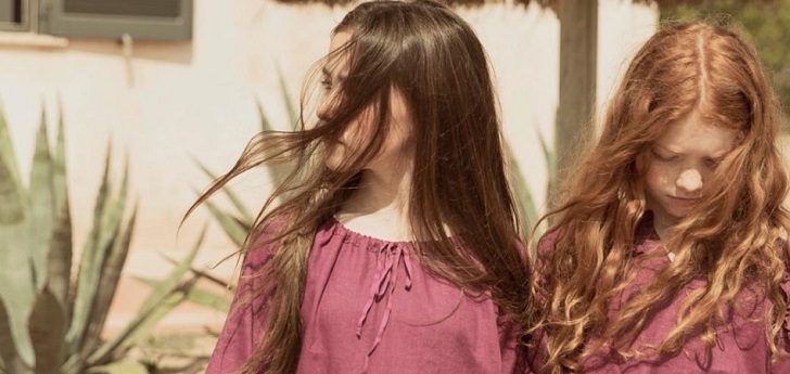 La moda infantil de The New Society se hace mayor: traslada su sede en plena expansi&oacute;n internacional La moda infantil de The New Society da un paso m&aacute;s. La start up, fundada en 2016 de la mano de la ex Inditex Estefan&iacute;a Grand&iacute;o, ha trasladado su sede para encarar una nueva etapa de crecimiento. En los &uacute;ltimos meses, el grupo ha afianzado su presencia internacional con el desembarco en nuevos pa&iacute;ses.  En concreto, el grupo ha trasladado su domicilio social del n&uacute;mero 9 de la calle Conde de Xiquena de Madrid al n&uacute;mero 16 de la calle Piamonte de la capital espa&ntilde;ola, seg&uacute;n consta en el Registro Mercantil.  El crecimiento del grupo viene de la mano de su expansi&oacute;n internacional. La empresa, que traz&oacute; el a&ntilde;o pasado una estrategia de ampliar su presencia en el exterior, ha alcanzado los cien puntos de venta fuera de Espa&ntilde;a distribuidos por pa&iacute;ses de los cinco continentes.   The New Society naci&oacute; en 2016 de la mano de Estefan&iacute;a Grand&iacute;o, ex dise&ntilde;adora de Inditex  Para apuntalar su estrategia internacional, el grupo trabaja con distribuidores repartidos B&eacute;lgica, Jap&oacute;n, Holanda, Estados Unidos y Corea del Sur.  Estefan&iacute;a Grand&iacute;o puso en marcha la compa&ntilde;&iacute;a, especializada en moda infantil, en 2016 despu&eacute;s de haber trabajado para el grupo Inditex durante m&aacute;s de seis a&ntilde;os en diferentes &aacute;reas de dise&ntilde;o de Zara Woman, Massimo Dutti y Oysho. Adem&aacute;s, Grand&iacute;o ha formado parte del equipo de dise&ntilde;o de compa&ntilde;&iacute;as como Burberry, Hugo Boss o Scalpers. La compa&ntilde;&iacute;a dio sus primeros pasos en el mercado internacional a trav&eacute;s de ferias, como la Playtime de Tokio. Tras participar en el certamen, The New Society desembarc&oacute; en el mercado japon&eacute;s, taiwan&eacute;s y coreano a trav&eacute;s del canal multimarca. The New Society produce parte de sus colecciones en f&aacute;bricas externas de Portugal, India, China e Igualada (Barcelona).